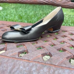 Salvatore Ferragamo Boutique Italian Vara Bow Pumps In Bronze Like New